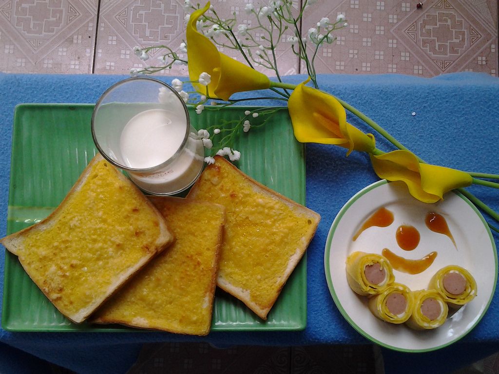 Bánh mì bơ và trứng cuộn xúc xích 4