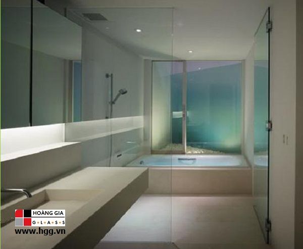 Vách kính tắm tạo không gian hiện đại cho phòng nhà tắm