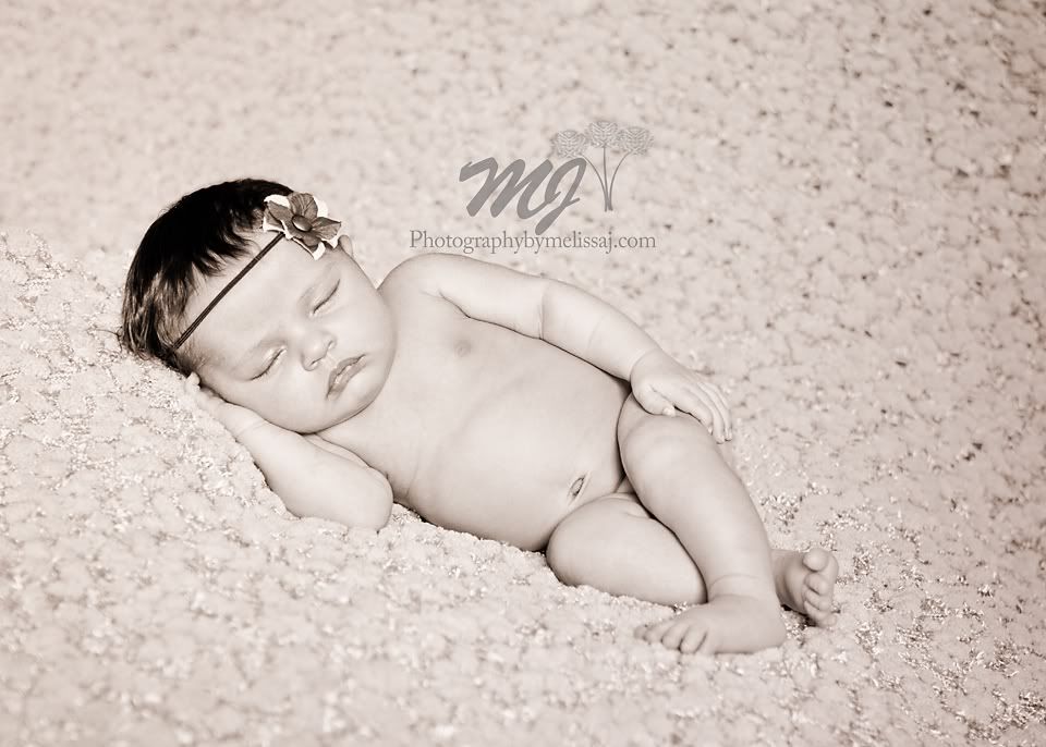 1 month new newborn girl :: newborn portraits :: photography by melissa j, too precious! www.photographybymelissaj.com